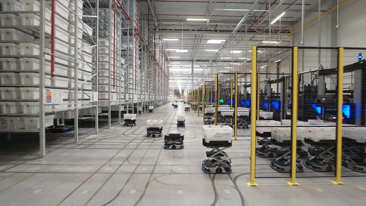 Több mint 1600 robot automatizálja az LPP lengyel raktárait