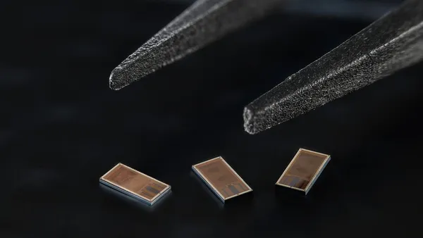 Az agyterületek közötti kapcsolatokat figyeli az EPFL új chipje