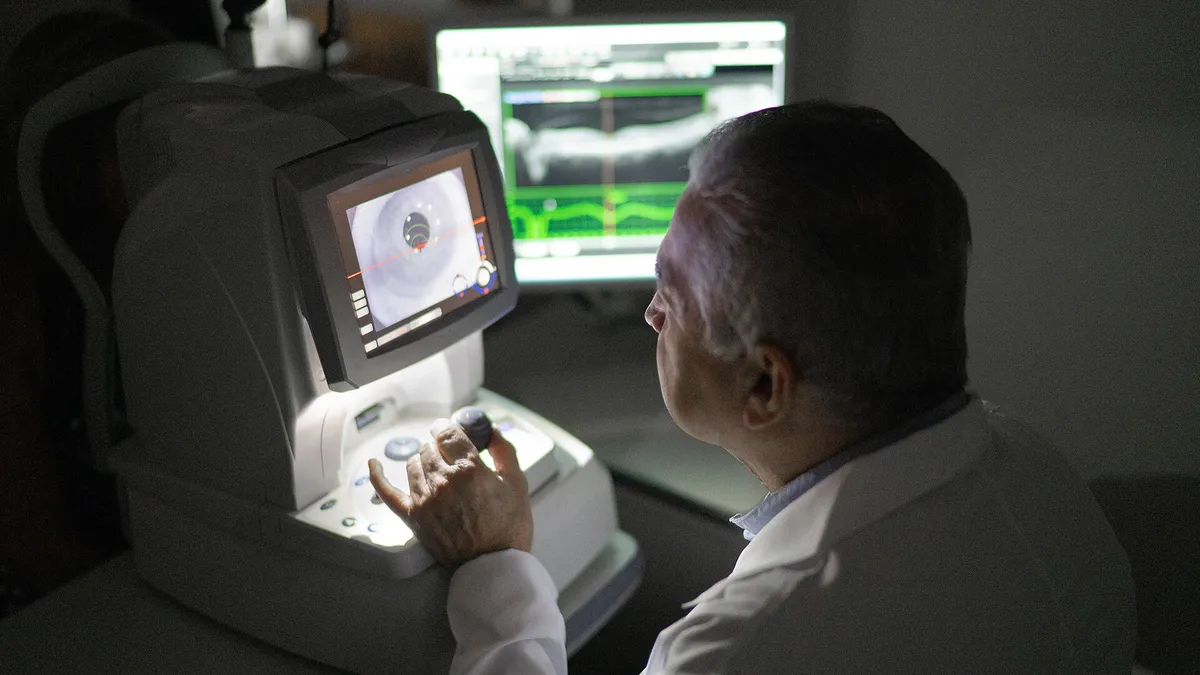 Közös AI-rendszerrel gyorsítaná a szemészeti klinikai vizsgálatok előszűrését a Verana és a Bitfount
