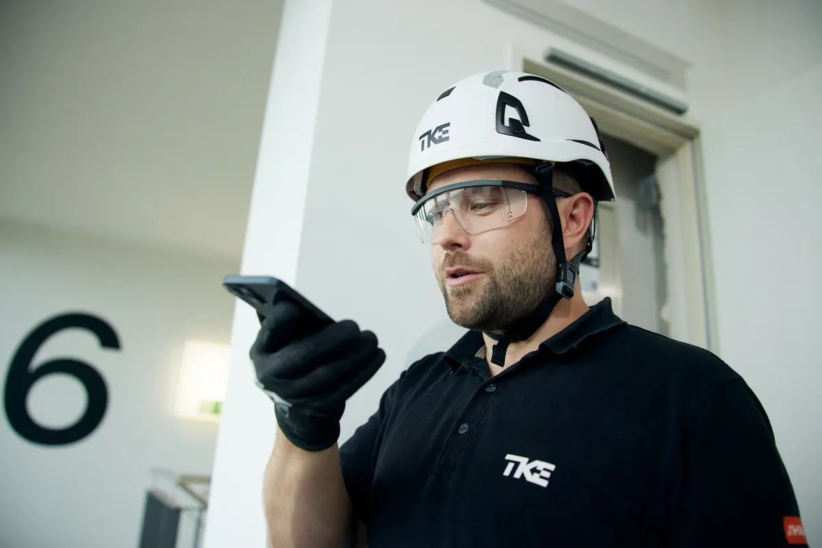 AI-asszisztens segíti a TK Elevator 25 ezer technikusának munkáját