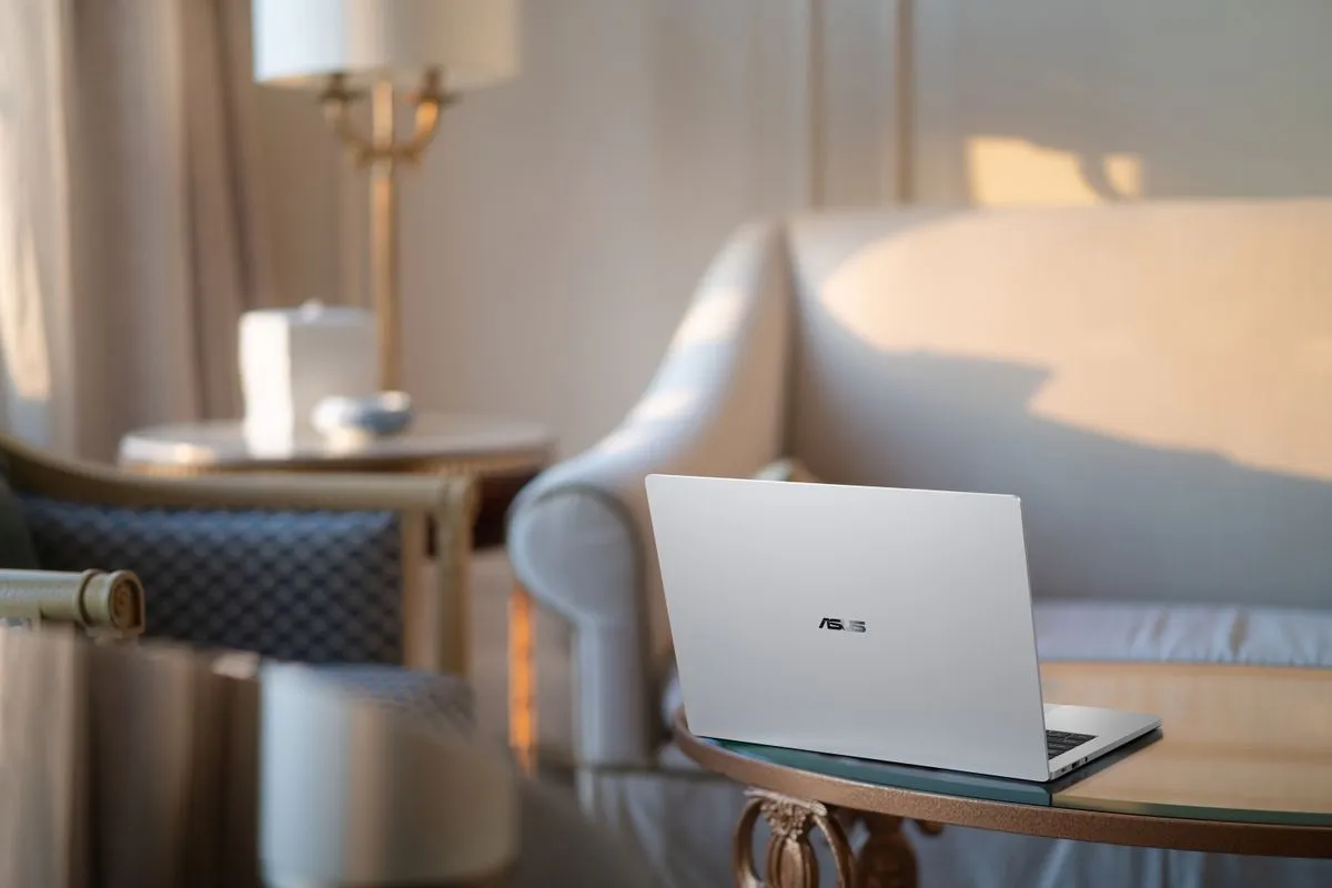 ASUS ExpertBook A7: 1 centiméteres, OLED kijelzős üzleti laptop