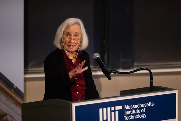 Martha Minow: az AI a demokráciát is gyengítheti, de segíthet megvédeni