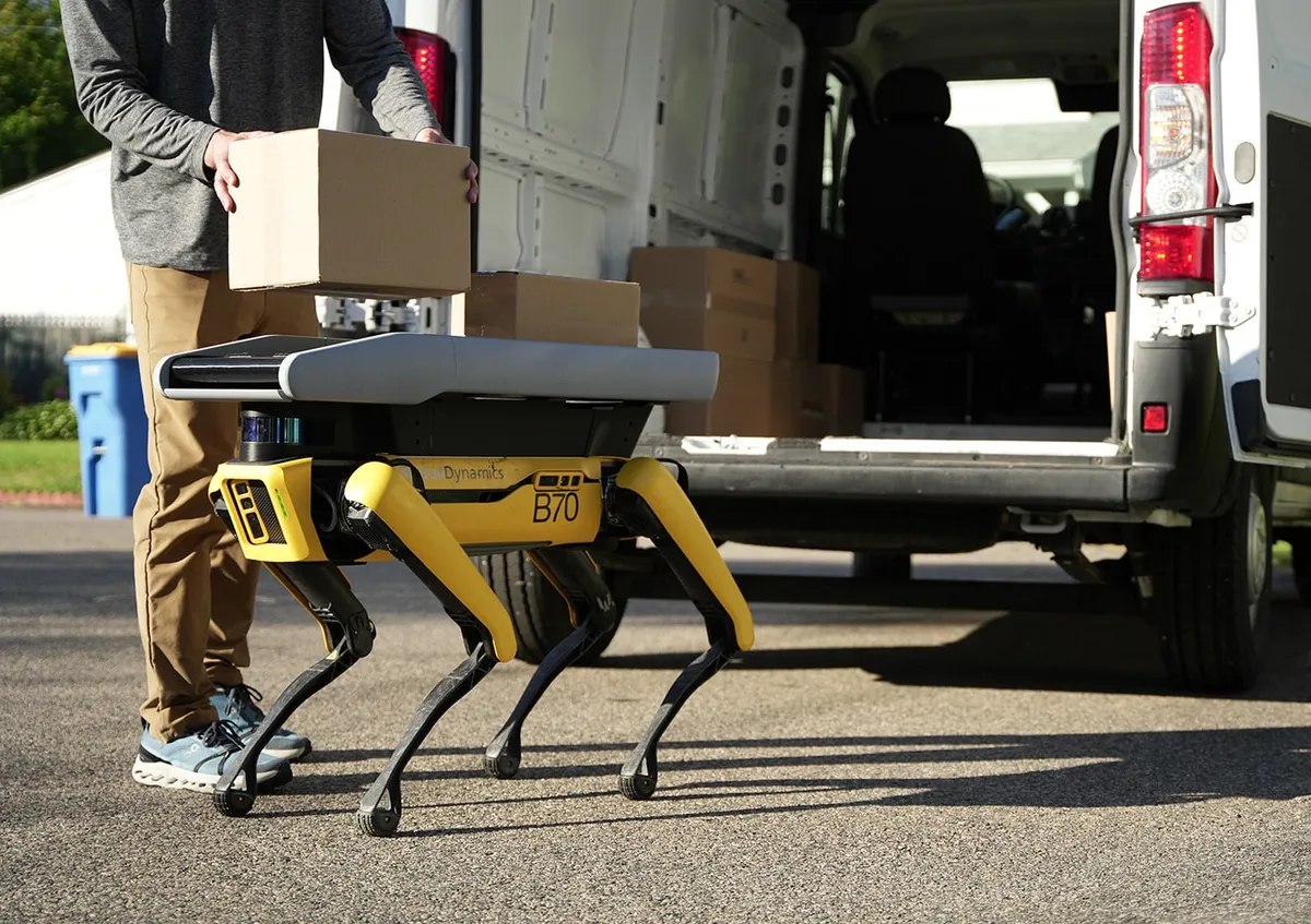 A Boston Dynamics Spot robotja a házhoz szállítás utolsó méterein segíthet