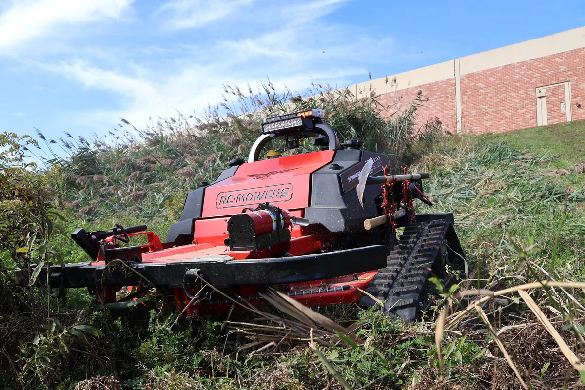 Új önálló fűnyírót és egész éves kiegészítőket mutat be az RC Mowers