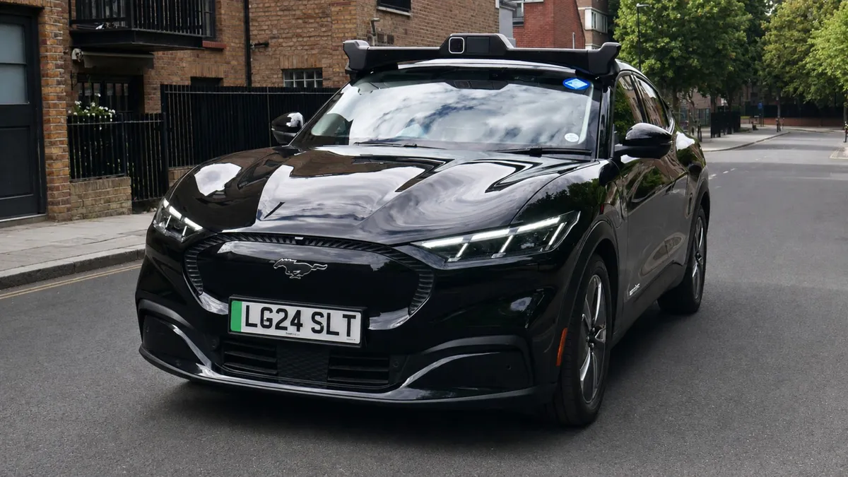 Engedélyt kaptak a Wayve önvezető autói az Uber londoni fuvarjaihoz