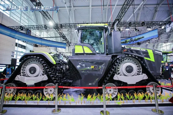 A Zoomlion bemutatta az 1600 lóerős 9DX hibridtraktort